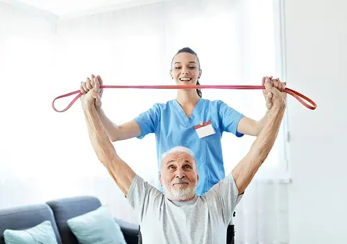 hombre mayor con profesional sanitario haciendo ejercicio
