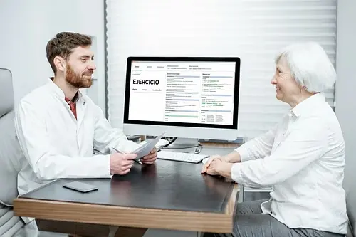 Médico mira a paciente y aparece la palabra ejercicio en pantalla
